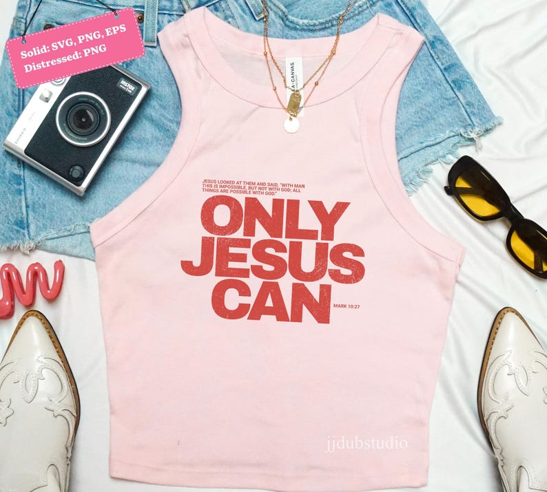 Może przedstawiać: Jasnor&oacute;żowy top bez rękaw&oacute;w z czerwonym napisem "ONLY JESUS CAN". Obraz zawiera szorty dżinsowe, aparat fotograficzny, okulary przeciwsłoneczne, biżuterię i białe buty. Widoczny jest r&oacute;wnież tekst "MARK 19:27".