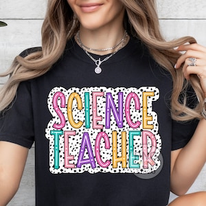 Peut inclure: Un t-shirt noir avec un motif color&eacute; qui dit "Science Teacher" dans un motif de pois blancs.