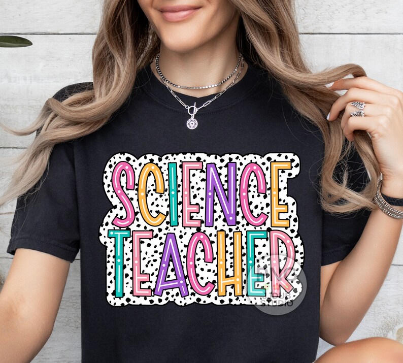 Peut inclure: Un t-shirt noir avec un motif color&eacute; qui dit "Science Teacher" dans un motif de pois blancs.