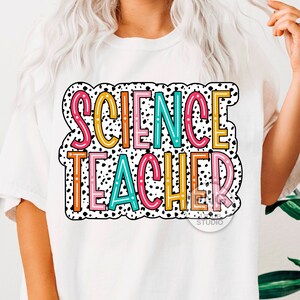Peut inclure: T-shirt blanc avec un graphisme color&eacute; "Science Teacher". Le texte est soulign&eacute; de noir et a un fond &agrave; pois blancs.