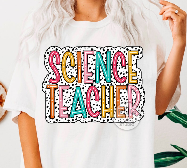 Peut inclure: T-shirt blanc avec un graphisme color&eacute; "Science Teacher". Le texte est soulign&eacute; de noir et a un fond &agrave; pois blancs.