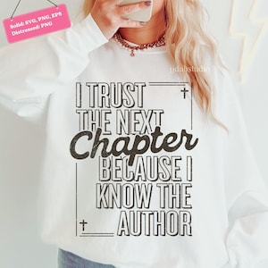 以下が含まれることがあります： 「I TRUST THE NEXT Chapter BECAUSE I KNOW THE AUTHOR」の黒い文字がプリントされた白いスウェットシャツ。スウェットシャツは長袖で、クルーネックです。テキストは太字で様式化されたフォントです。