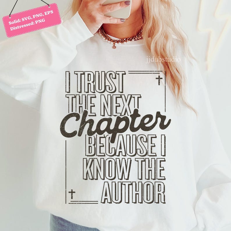 以下が含まれることがあります： 「I TRUST THE NEXT Chapter BECAUSE I KNOW THE AUTHOR」の黒い文字がプリントされた白いスウェットシャツ。スウェットシャツは長袖で、クルーネックです。テキストは太字で様式化されたフォントです。