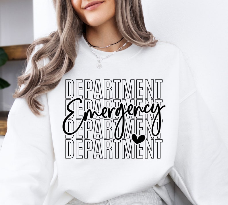 Może przedstawiać: Biała bluza z czarnym napisem "DEPARTMENT Emergency DEPARTMENT" z małym czarnym sercem w środku tekstu.
