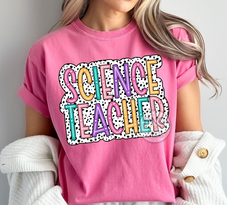 Peut inclure: T-shirt rose avec le texte "SCIENCE TEACHER" dans une police color&eacute;e, soulign&eacute;e avec des pois noirs.