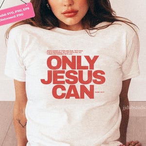 Może przedstawiać: Biała koszulka z napisem "ONLY JESUS CAN" w czerwonych literach. Koszulka zawiera r&oacute;wnież cytat z Marka 10:27. Projekt to proste, odważne oświadczenie.
