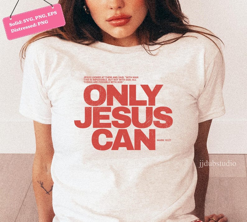 Może przedstawiać: Biała koszulka z napisem "ONLY JESUS CAN" w czerwonych literach. Koszulka zawiera r&oacute;wnież cytat z Marka 10:27. Projekt to proste, odważne oświadczenie.