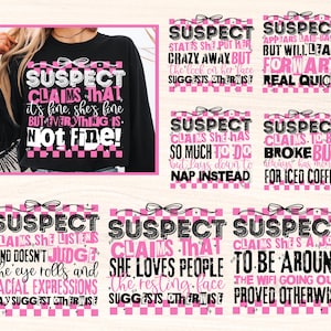 Op de afbeelding: Een set van negen roze en zwarte grafische ontwerpen met de tekst "SUSPECT" en verschillende humoristische uitspraken. De ontwerpen hebben een geruite achtergrond.