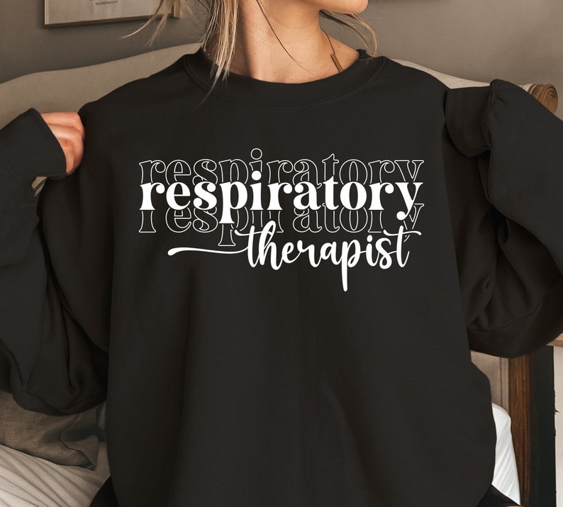 K&ouml;nnte beinhalten: Schwarzer Pullover mit wei&szlig;em Text, der "respiratory therapist" in einem gestapelten, &uuml;berlappenden Design lautet.