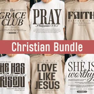 Könnte beinhalten: Eine Sammlung christlicher T-Shirts mit verschiedenen inspirierenden Zitaten und Bibelversen. Die Shirts zeigen Sätze wie „The Grace Club“, „Pray“, „Faith“, „He Has Risen“, „Love Like Jesus“ und „She Is Worthy“. Der Text ist fett und gut lesbar.