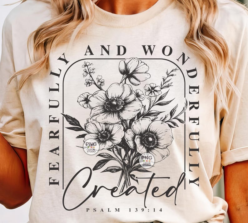 Peut inclure: Un t-shirt beige avec un motif graphique noir repr&eacute;sentant un bouquet de fleurs et le texte "Fearfully and Wonderfully Created Psalm 139:14".
