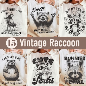 K&ouml;nnte beinhalten: Set mit 10 Vintage-Style-Sweatshirts mit Waschb&auml;r-Grafik. Jedes Sweatshirt zeigt ein anderes Waschb&auml;r-Design mit einem lustigen Spruch. Die Designs beinhalten "Probably Overstimulated", "Sweet But Will Throw Hands", "Not My Trash Not My Dumpster", "I'm Not Fat I'm Just Easy To See", "Cute But Feral" und "Bunnies Are Overrated Stay Feral".