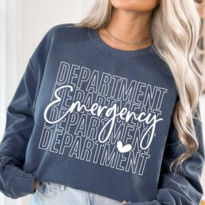 Może przedstawiać: Szara bluza z kapturem z napisem "DEPARTMENT Emergency DEPARTMENT" w białych, obwiedzionych literach. W tekście znajduje się małe białe serce.