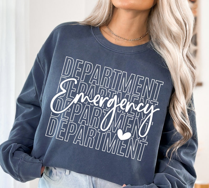 Może przedstawiać: Szara bluza z kapturem z napisem "DEPARTMENT Emergency DEPARTMENT" w białych, obwiedzionych literach. W tekście znajduje się małe białe serce.
