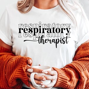 K&ouml;nnte beinhalten: Ein wei&szlig;es T-Shirt mit dem Text "respiratory therapist" in Schwarz bedruckt. Der Text ist &uuml;bereinander angeordnet und das Wort "respiratory" wird dreimal wiederholt.