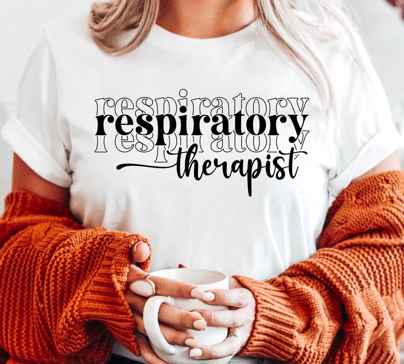 K&ouml;nnte beinhalten: Ein wei&szlig;es T-Shirt mit dem Text "respiratory therapist" in Schwarz bedruckt. Der Text ist &uuml;bereinander angeordnet und das Wort "respiratory" wird dreimal wiederholt.