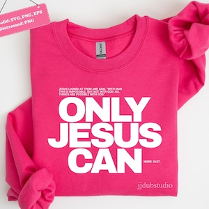 Może przedstawiać: Jasnor&oacute;żowa bluza z napisem "ONLY JESUS CAN" dużymi białymi literami. Nad tekstem znajduje się cytat z Ewangelii Marka 10:27. Bluza ma okrągły dekolt i długie rękawy. Obraz zawiera r&oacute;wnież r&oacute;żową etykietę z napisem "Solid: SVG, PNG, EPS Distressed: PNG".