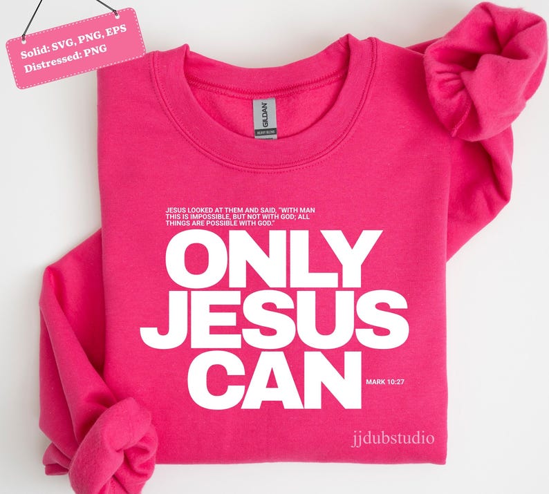 Może przedstawiać: Jasnor&oacute;żowa bluza z napisem "ONLY JESUS CAN" dużymi białymi literami. Nad tekstem znajduje się cytat z Ewangelii Marka 10:27. Bluza ma okrągły dekolt i długie rękawy. Obraz zawiera r&oacute;wnież r&oacute;żową etykietę z napisem "Solid: SVG, PNG, EPS Distressed: PNG".