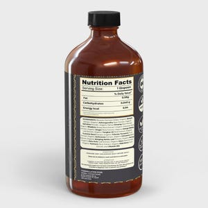 Puede incluir: Una botella de vidrio marr&oacute;n con tapa negra y etiqueta negra con "Informaci&oacute;n Nutricional". La etiqueta enumera la porci&oacute;n, grasa, carbohidratos y energ&iacute;a. La botella contiene un l&iacute;quido, probablemente un suplemento para la salud.