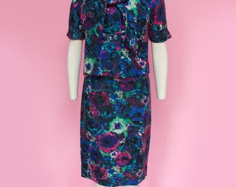 Traje de dos piezas tejido con estampado floral azul y morado de los años 60