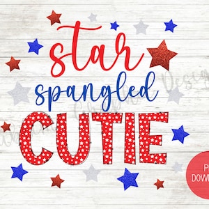 Op de afbeelding: Rood, wit en blauw stervormig ontwerp met de tekst "star spangled cutie" op een witte houten achtergrond.