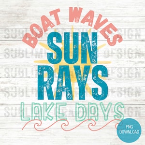 Op de afbeelding: Een grafisch ontwerp met de tekst "Boat Waves Sun Rays Lake Days" in een verweerd lettertype. De tekst is in de kleuren blauw, roze en geel. Het ontwerp bevat een gestileerde zon en golven.