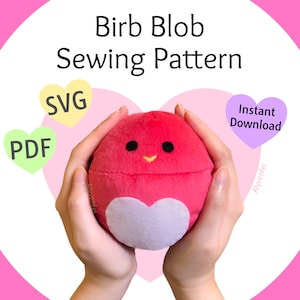 Könnte beinhalten: Ein rosa-weißes Plüschtier in Vogelform mit einem herzförmigen Bauch. Das Spielzeug wird in zwei Händen gehalten. Das Bild enthält auch den Text "Birb Blob Sewing Pattern", "SVG", "PDF" und "Sofort-Download".