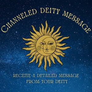 Op de afbeelding: Een blauwe sterrenhemel met een gouden zon- en maandesign in het midden. De tekst "Channeled Deity Message" staat in een gouden boog boven de zon en maan. De tekst "Receive a detailed message from your deity" staat in goud onder de zon en maan.