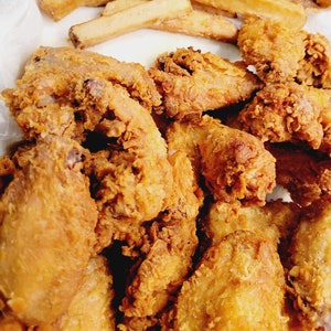 Peut inclure: Une assiette de poulet frit croustillant et de frites. Le poulet est doré et les frites sont longues et fines.