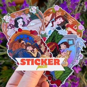 Puede incluir: Un paquete de pegatinas con cuatro escenas diferentes de princesas Disney. Cada pegatina es una ilustración colorida con una princesa y su príncipe. Las pegatinas están dispuestas en una mano, con el texto "Sticker pack" en el centro.