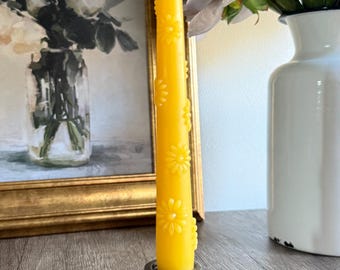 Handgjorda 23 cm stora bivaxljus med prästkragar – Naturlig vår- och sommarpresent, romantisk heminredning