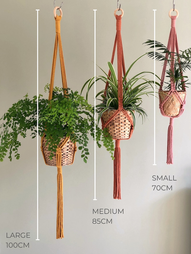 Pu&ograve; includere: Tre portavasi in macram&egrave; di diverse dimensioni, con una piccola pianta in un cesto intrecciato appeso a ciascuno. I portavasi sono gialli, rosa e rossi. Il portavasi pi&ugrave; grande &egrave; lungo 100 cm, il medio 85 cm e il piccolo 70 cm.