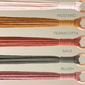 Pu&ograve; includere: Cinque colori diversi di cordoncino per macram&egrave; con anelli di legno. I colori sono naturale, senape, terracotta, salvia e blush.