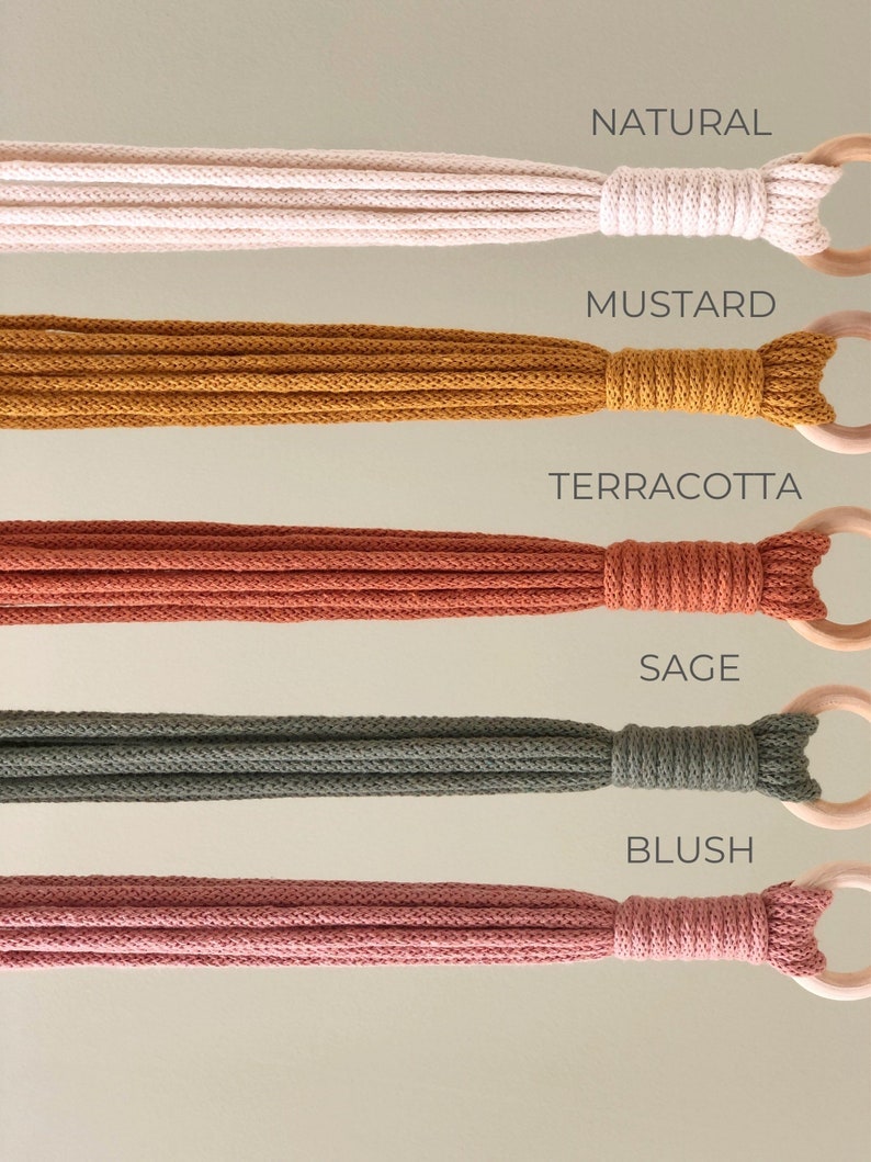 Pu&ograve; includere: Cinque colori diversi di cordoncino per macram&egrave; con anelli di legno. I colori sono naturale, senape, terracotta, salvia e blush.