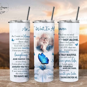 Mientras espero en el cielo Butterfly Memorial Tumbler PNG, Pérdida del padre Duelo Tumbler Wrap Gift, 20 oz Skinny Tumbler Custom Photo Gift
