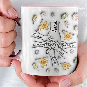 Vous nous tenez par la main, nos coeurs aussi, Mug personnalisé avec effet gonflé en 3D personnalisé pour la famille, Cadeau pour grand-mère, maman, Cadeau pour la fête des Mères 2024 image 1