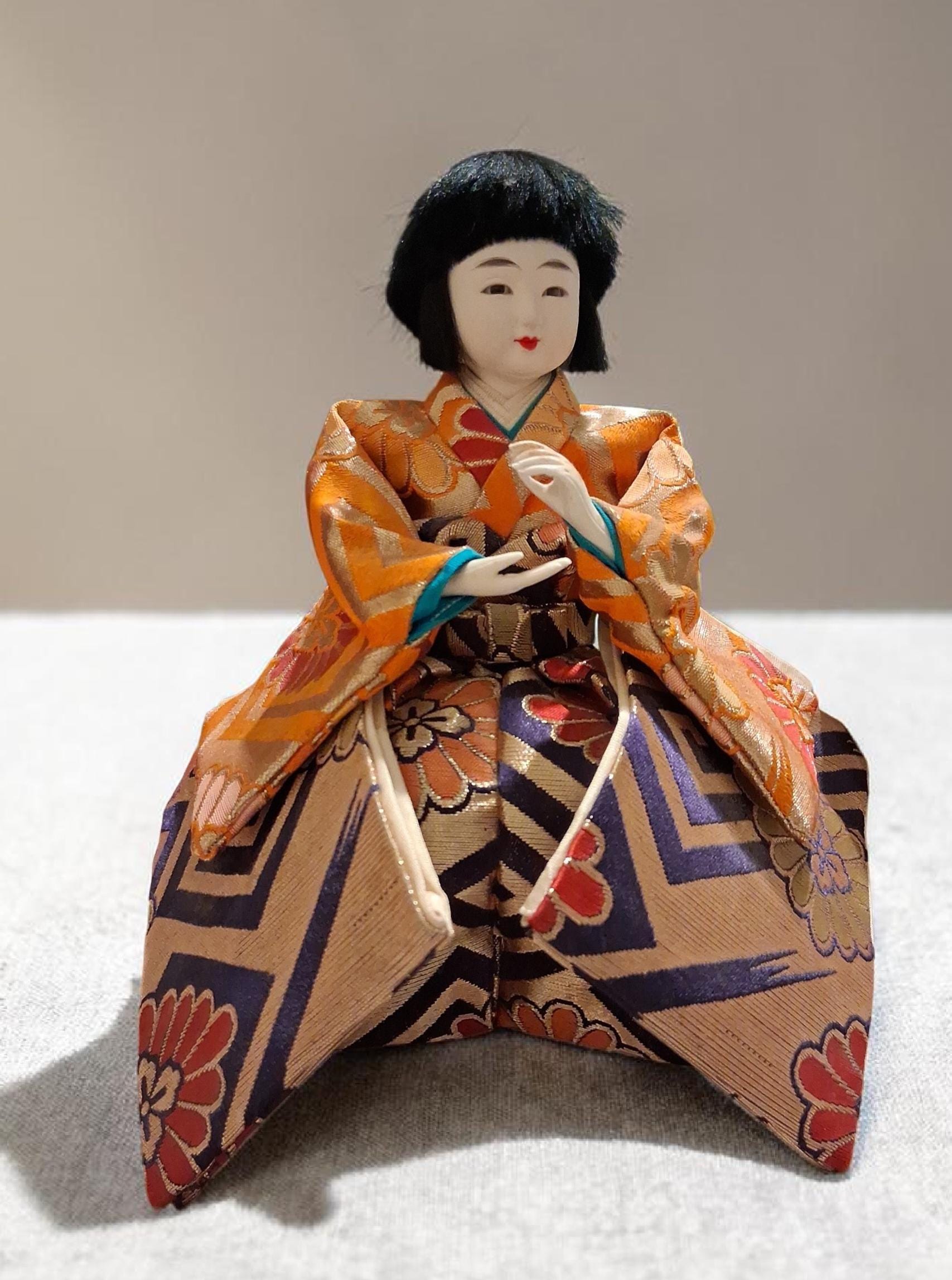 カラフルな花柄着物の陶器人形 カラフルな花柄着物の陶器人形 【公式通販】