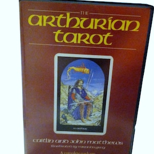 El libro completo y las cartas del Tarot Artúrico, edición 1990, de Halloquest, autores Caitlin y John Matthews