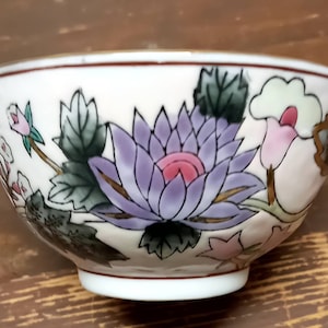 Vintage small Handpainted Chinese Bowl. Gold accents