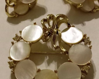 Conjunto de broche y pendientes de clip de nácar de Lisner