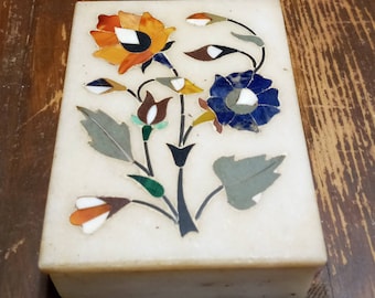 Caja de baratijas florales de piedra con incrustaciones de mármol vintage