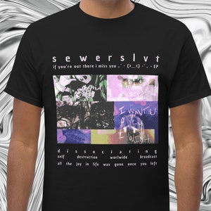 Może przedstawiać: Czarny T-shirt z grafiką przedstawiającą kolaż obrazów i tekstu. Tekst brzmi: "sewerslvt", "if you're out there i miss you. (>_<) EP", "I WANT U ONLY I WISH", "diSsociating", "self destruction worldwide broadcast" oraz "all the joy in life was gone once you left".