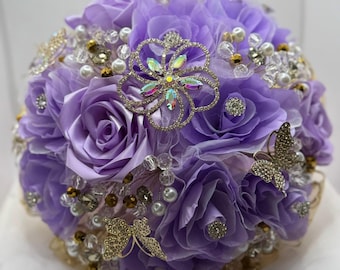 Bouquet Quinceanera lilla e oro – Bouquet XV viola di lusso con strass – Bouquet floreale fatto a mano per i 15 anni
