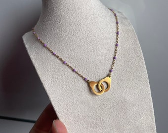 Collier chaîne à breloque doré et violet
