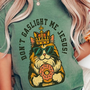 Don&#39;t gaslight me Jesus! Vintage Princess Donut Dungeon Crawler Carl Book lover carl and donut Comfort Colors Shirt