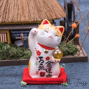 Jolie figurine de chat porte-bonheur en porcelaine, chat tenant une boule de verre, décoration de bureau et de voiture, décoration de chambre, de maison et de bureau, sculpture en céramique Cat A