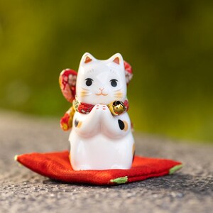 Jolie figurine de chat porte-bonheur en porcelaine, chat tenant une boule de verre, décoration de bureau et de voiture, décoration de chambre, de maison et de bureau, sculpture en céramique Cat C