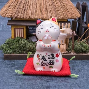 Jolie figurine de chat porte-bonheur en porcelaine, chat tenant une boule de verre, décoration de bureau et de voiture, décoration de chambre, de maison et de bureau, sculpture en céramique Cat B