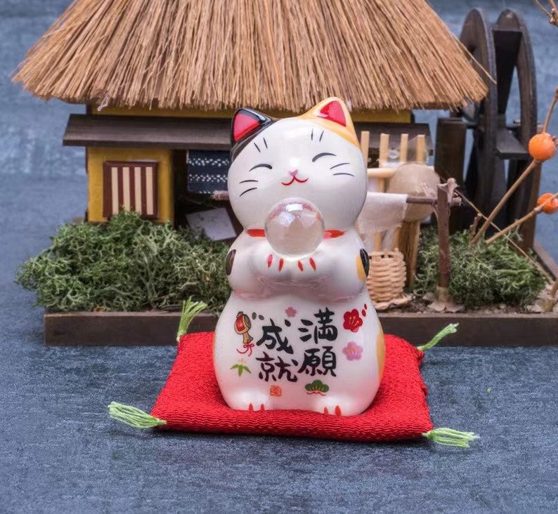 Jolie figurine de chat porte-bonheur en porcelaine, chat tenant une boule de verre, décoration de bureau et de voiture, décoration de chambre, de maison et de bureau, sculpture en céramique Cat B