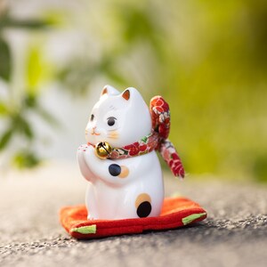 Jolie figurine de chat porte-bonheur en porcelaine, chat tenant une boule de verre, décoration de bureau et de voiture, décoration de chambre, de maison et de bureau, sculpture en céramique image 8